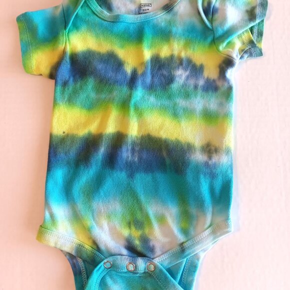 Tie Dye Baby Body Suit With 3 Snap Crotch Blue Yellow Green Size 9-12 Months NWT - Picture 8 of 14